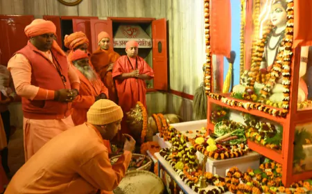 सीएम योगी गुरु गोरखनाथ को लोक आस्था की खिचड़ी चढ़ाकर समूचे जनमानस की सुख-समृद्धि की की कामना