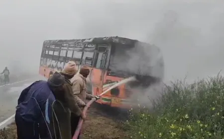 चलती रोडवेज बस में अचानक लगी भीषण आग 