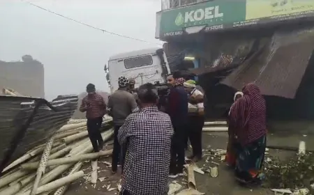 अनियंत्रित ट्रक दुकान में घुसा, लाखों का नुकसान