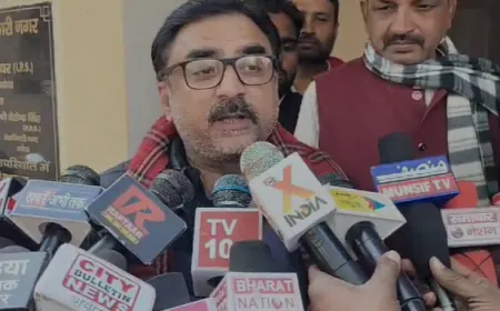 महाकुंभ में लगी मुलायम की मूर्ति पर महंत राजू दास के विवादित पोस्ट के खिलाफ सपाइयों ने दी तहरीर