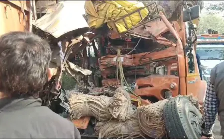 ट्रक और कैंटर के बीच हुई भीषण भिड़ंत में कैंटर चालक की हुई दर्दनाक मौत