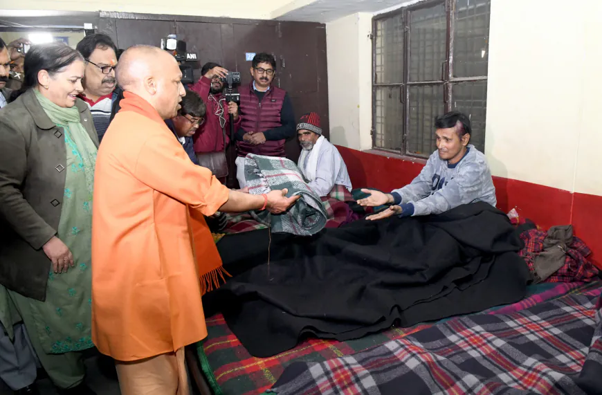 ठंड में निराश्रितों का हाल जानने सड़कों पर निकले मुख्यमंत्री