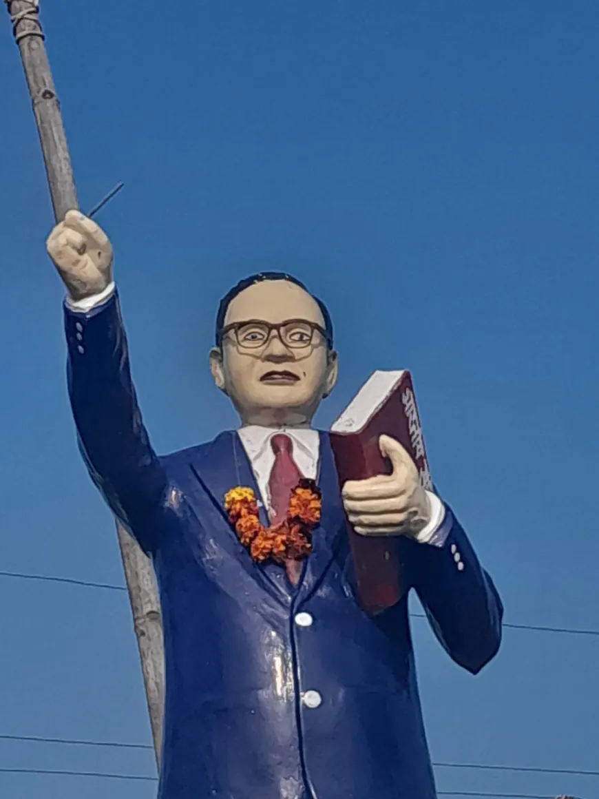 बाबा साहब की प्रतिमा पर अराजक तत्वों की बुरी नजर, आजाद समाज और बहुजन समाज के लोगों ने किया हंगामा