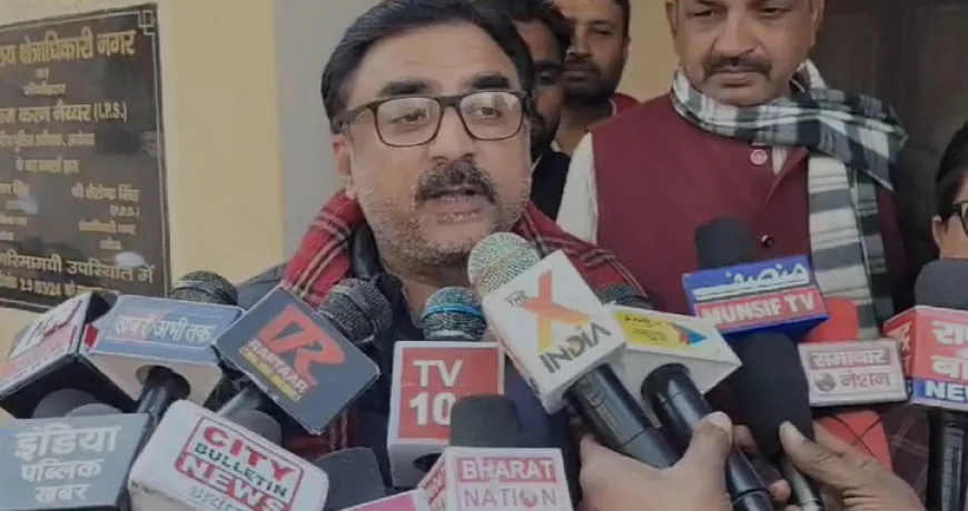 महाकुंभ में लगी मुलायम की मूर्ति पर महंत राजू दास के विवादित पोस्ट के खिलाफ सपाइयों ने दी तहरीर