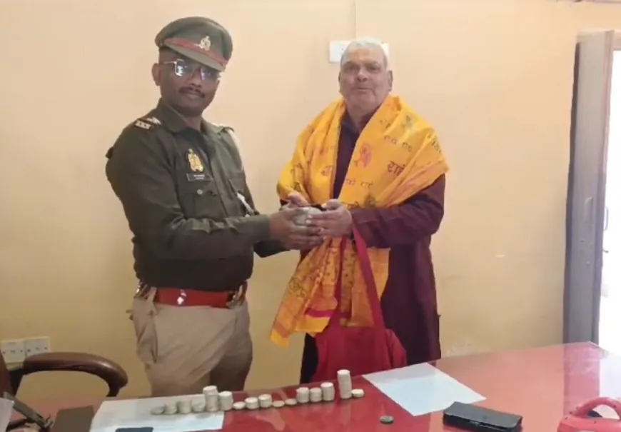 मंदिर में खुदाई के दौरान मिली चांदी के सिक्कों से भरी गोलक