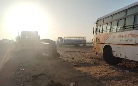 रोडवेज बस की ट्रक और कार में हुई भिड़ंत, 2 की हुई मौत एक दर्जन से ज्यादा लोग घायल