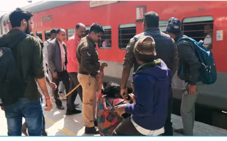 फरिस्ता बना आरपीएफ कांस्टेबल  जान की परवाह किये बिना बचाई  महिला की  जिन्दगी