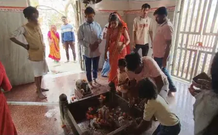 खंडित शिवलिंग का अभिषेक कर पुण्य प्राप्त कर रहे शिव भक्त