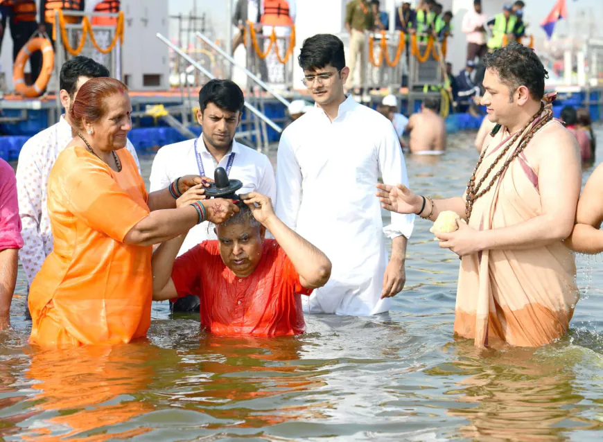 उपराष्ट्रपति ने त्रिवेणी संगम में लगाई पावन डुबकी, कहाः धन्य हुआ जीवन