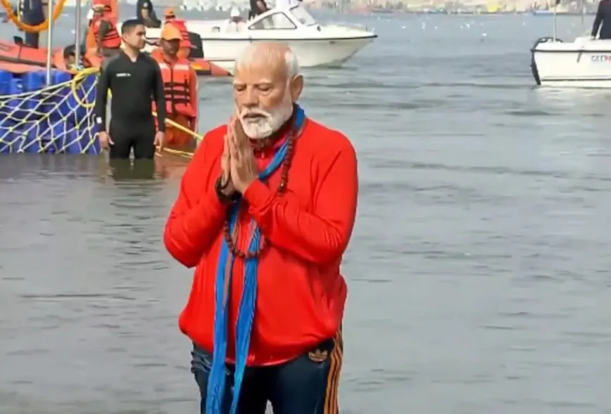 आस्था की डुबकी लगाकर पीएम मोदी ने दिया एकता का संदेश