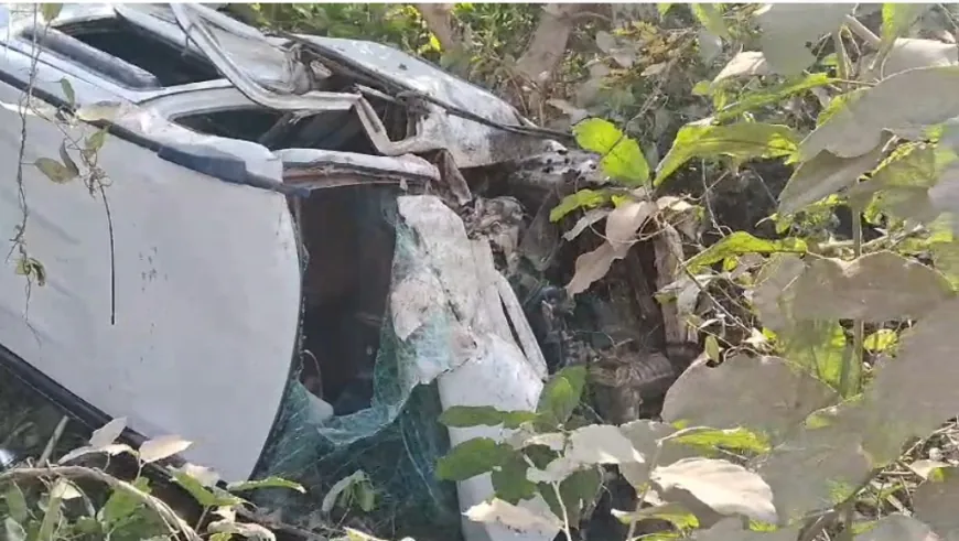 ट्रैक्टर-ट्राली की टक्कर से गहरी खाई में गिरी कार, माँ-बेटे की मौत, दूसरा बेटा घायल