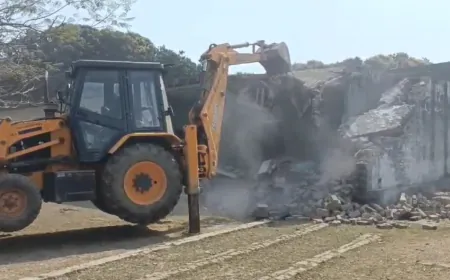 खलिहान की जमीन पर हुए अतिक्रमण पर चला बुलडोजर  