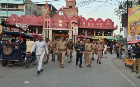 आगामी त्यौहारों के दृष्टिगत एडीएम व एएसपी द्वारा कस्बे में किया गया पैदल गश्त