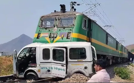 ट्रेन ने रेलवे ट्रैक पर फंसी एंबुलेंस को 100 मीटर तक घसीटा ,मरीज भी थे मौजूद