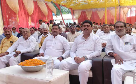 नौतनवा ब्लॉक में होली मिलन समारोह, पुष्प वर्षा कर विधायक ने खेली होली