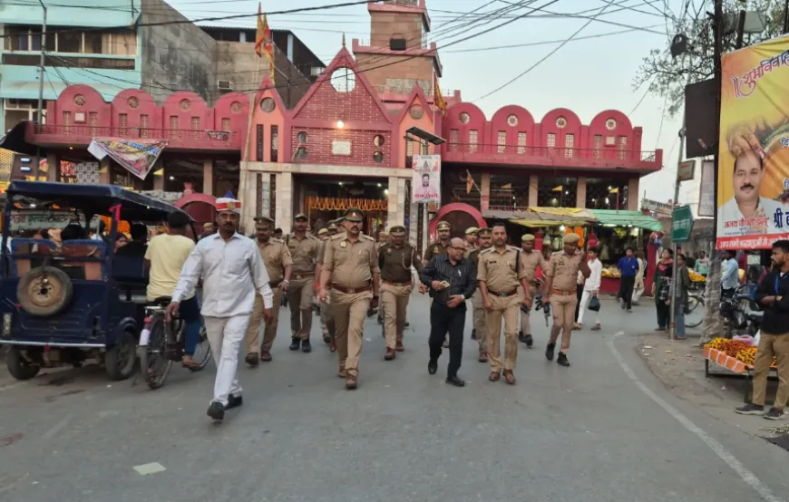 आगामी त्यौहारों के दृष्टिगत एडीएम व एएसपी द्वारा कस्बे में किया गया पैदल गश्त