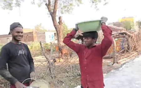 गाँव में बच्चों से कराया जा रहा मजदूरी का काम