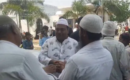 पूर्व सपा प्रत्याशी ने जुमा के अवसर पर लोगों से मिलकर दी बधाई