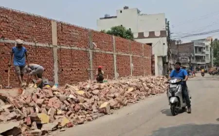 विरासत गलियारे के निर्माण हेतु पूर्व मंत्री हरिशंकर तिवारी के हाता की तोड़ी जा रही दीवार, मुआवजे पर संशय बरकरार