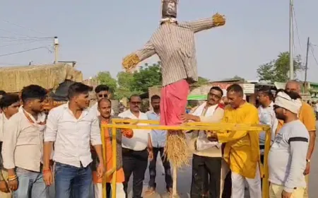 राम नगरी अयोध्या में चाणक्य परिषद ने फूंका अनुराग कश्यप का पुतला