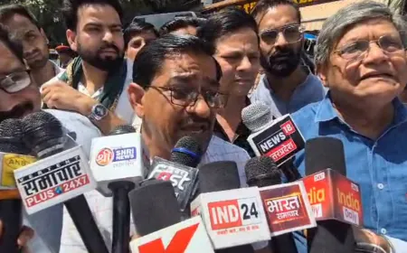 पहलगाम में हुए कायराना आतंकी हमले के बाद उद्योग व्यापार मंडल के कार्यकर्ताओं ने फूंका आतंकियों का पुतला