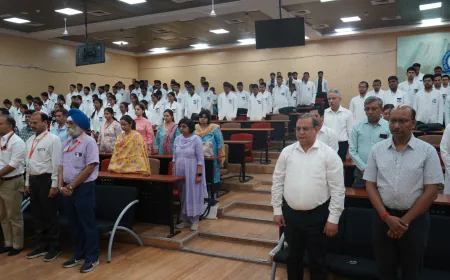 डॉ. राम मनोहर लोहिया आयुर्विज्ञान संस्थान में  पहलगाम में हुए आतंकवादी हमले में दिवंगत आत्माओं को श्रद्धांजलि देने के लिए शोक सभा हुआ आयोजन