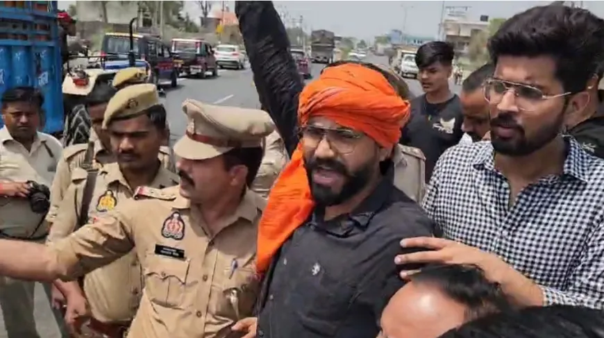 अलीगढ़ में सपा प्रमुख को क्षत्रिय महासभा के कार्यकर्ताओं ने काले झंडे दिखाकर किया विरोध