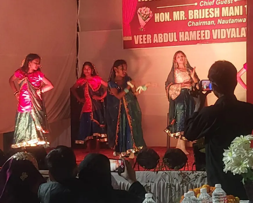 मुख्य अतिथि अध्यक्ष नौतनवा ने छात्रों का उत्साहवर्धन हेतु दी एक कंप्यूटर की सौगात
