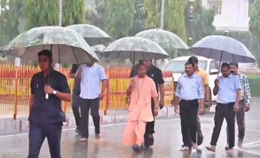 तेज बारिश के बावजूद सीएम योगी ने जारी रखा जनसेवा का अनुष्ठान