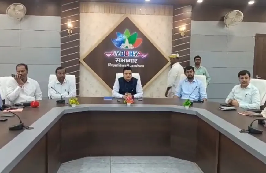 नवागत जिलाधिकारी निखिल टीकाराम फुंडे पत्रकारों से हुये मुखातिब