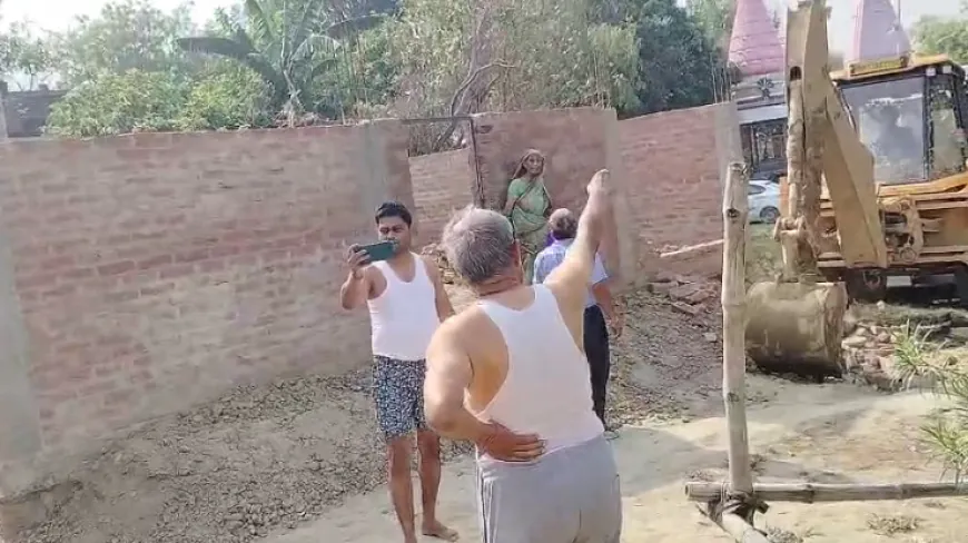 फतेहपुर में अवैध कब्जेदारों पर गरजा बुलडोजर, सरकारी जमीन पर बने छह अस्थायी निर्माण को किया गया जमींदोज।