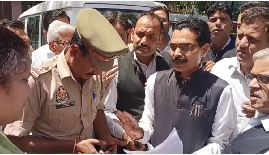 पहलगांव में आतंकवादी हमले के विरोध में सेन्ट्रल वार एसोशिएशन से जुड़े अधिवक्ताओं ने किया विरोध प्रदर्शन