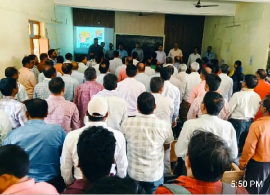 प्रधानाध्यापकों की मासिक बैठक में पहलगाम की घटना की निंदा करते हुए दी गई मौन श्रद्धांजलि