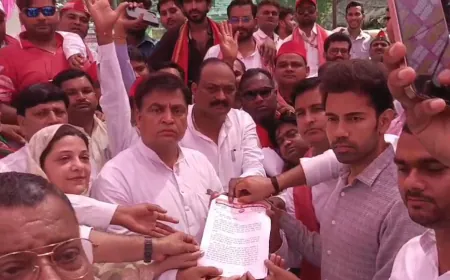 सपा सांसद के ऊपर हुए हमले के विरोध में जिलाधिकारी परिसर में सपाईयों ने दिया धरना प्रदर्शन 