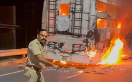 चलती बस बनी आग का गोला, सभी यात्रियों ने कूद कर अपनी जान बचाई