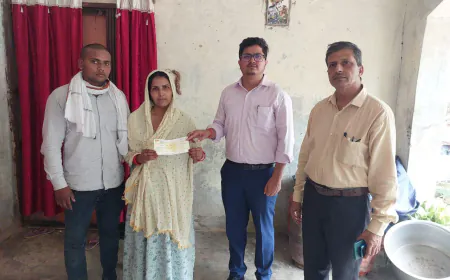 मुख्यमंत्री के निर्देश पर जिला प्रशासन ने प्रदान किया पांच लाख रुपये की आर्थिक सहायता का चेक