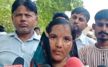 विद्युत विभाग से सेवामुक्त किये गये सभी संविदाकर्मियों ने जिलाधिकारी कार्यालय पर किया धरना प्रदर्शन 