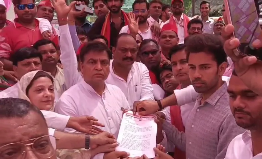 सपा सांसद के ऊपर हुए हमले के विरोध में जिलाधिकारी परिसर में सपाईयों ने दिया धरना प्रदर्शन