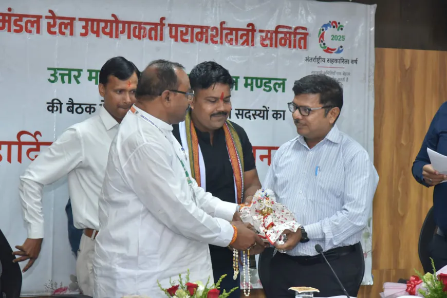 रेल उपयोगकर्ता परामर्शदात्रि समिति सदस्यों ने मंडल रेल प्रबंधक उत्तर मध्य रेलवे से भेंट कर यात्री समस्याओं से कराया अवगत