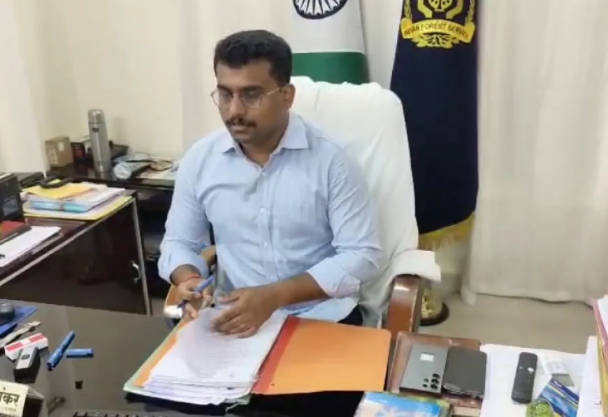 नोटिस के खिलाफ वन ग्राम वासी पहुँचे DFO आफिस, जताई नाराजगी