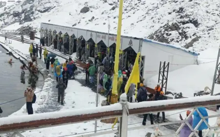 हेमकुंड साहिब में बर्फ की चादर, तीर्थयात्रियों की श्रद्धा चरम पर, आठ दिन में 30 हजार पहुंचे श्रद्धालु