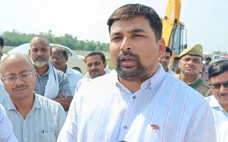 चिलचिलाती धूप में डीएम ने बाढ़ प्रभावित क्षेत्रों का किया स्थलीय निरीक्षण