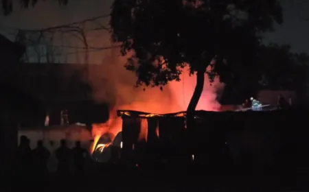 शॉर्ट सर्किट से साड़ियों की दुकान और गोदाम में भीषण आग, ₹50 लाख से अधिक का नुकसान