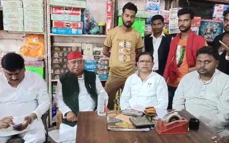 बुलडोजर कार्रवाई से पीड़ित लोगों से मिले अयोध्या सांसद अवधेश प्रसाद।