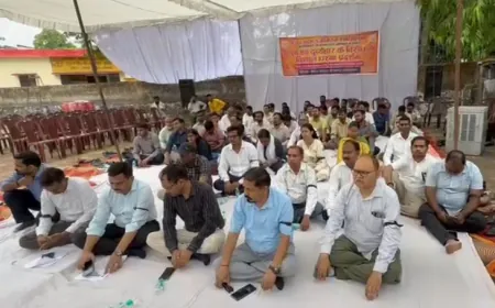 आजमगढ़ जिलाधिकारी के खिलाफ इंजीनियर्स एसोसिएशन का धरना, बर्खास्तगी की उठी मांग