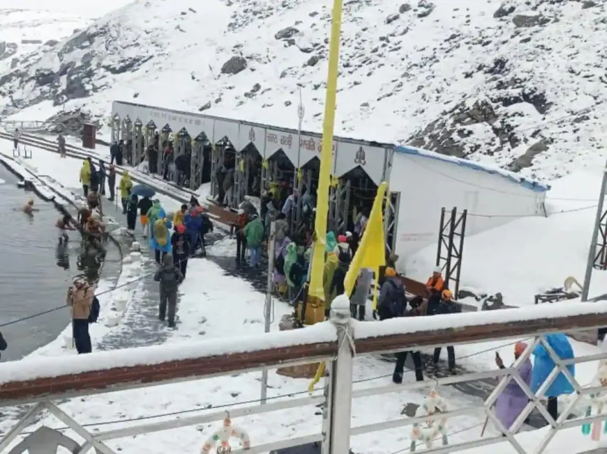 हेमकुंड साहिब में बर्फ की चादर, तीर्थयात्रियों की श्रद्धा चरम पर, आठ दिन में 30 हजार पहुंचे श्रद्धालु