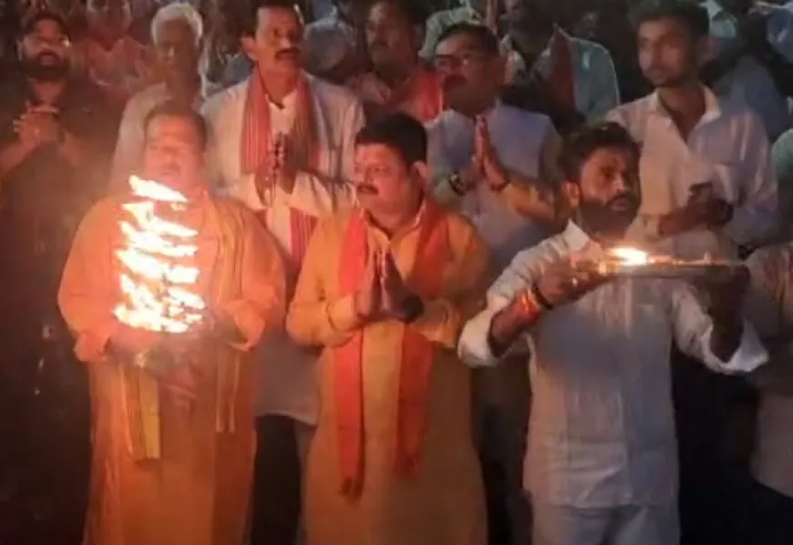 गंगा दशहरा पर गंगा राप्ती महाआरती महोत्सव में उमड़ा जनसैलाब
