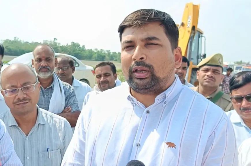 चिलचिलाती धूप में डीएम ने बाढ़ प्रभावित क्षेत्रों का किया स्थलीय निरीक्षण