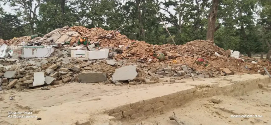 बहराइच - सेंचुरी एरिया में बने 4 मजारों पर चला बुलडोजर