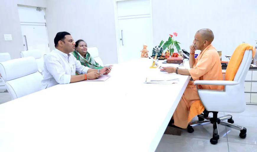 मुख्यमंत्री योगी से नगर पालिका अध्यक्ष प्रेमलता सिंह एवं विशाल सिंह ने की शिष्टाचार भेंट